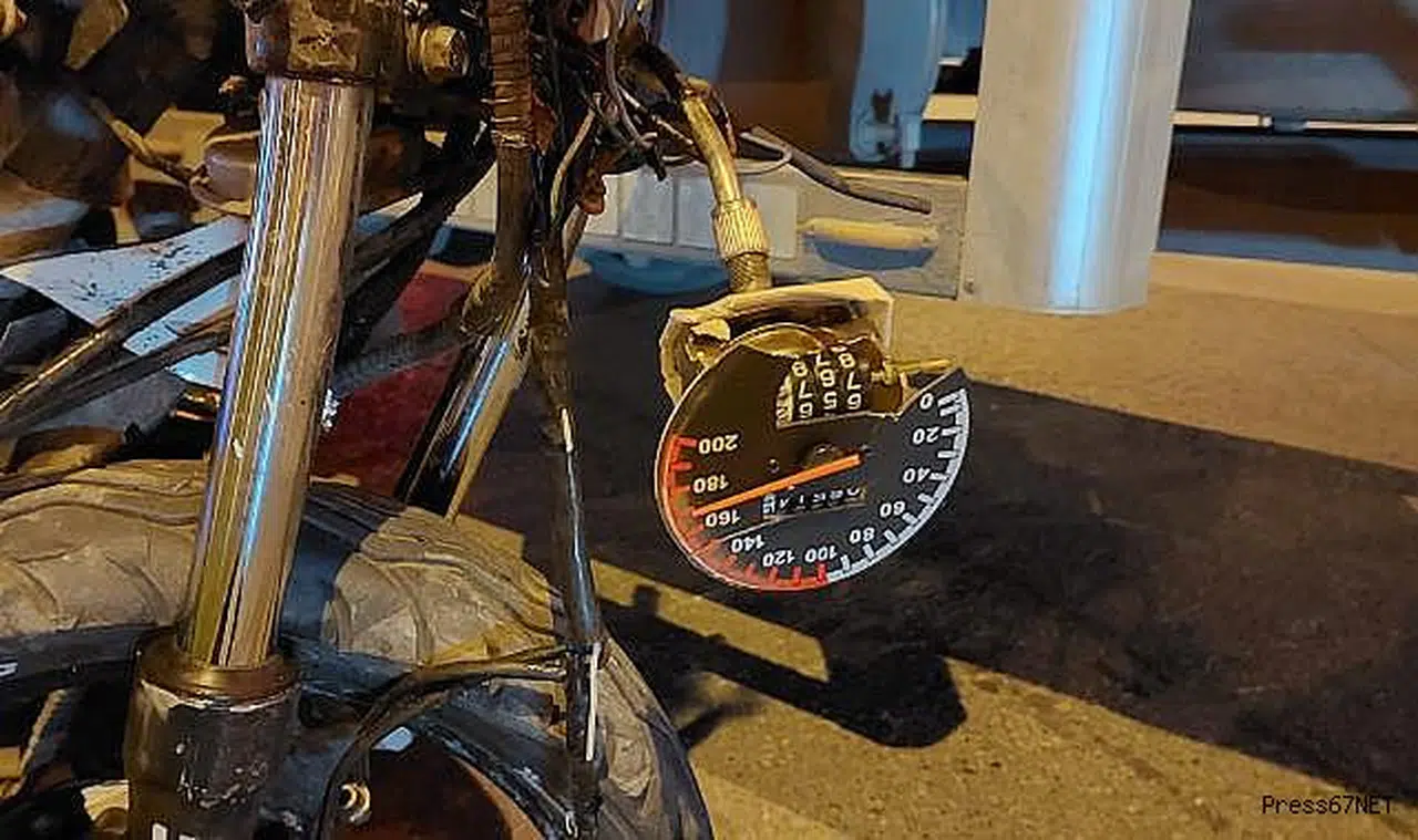 Motosikletin kadranı takılı kaldı!