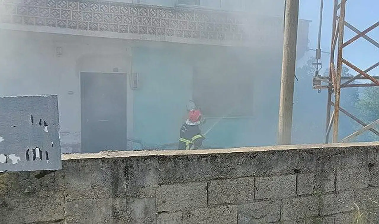 Ocakta unutulan yemek mutfağı küle döndürdü