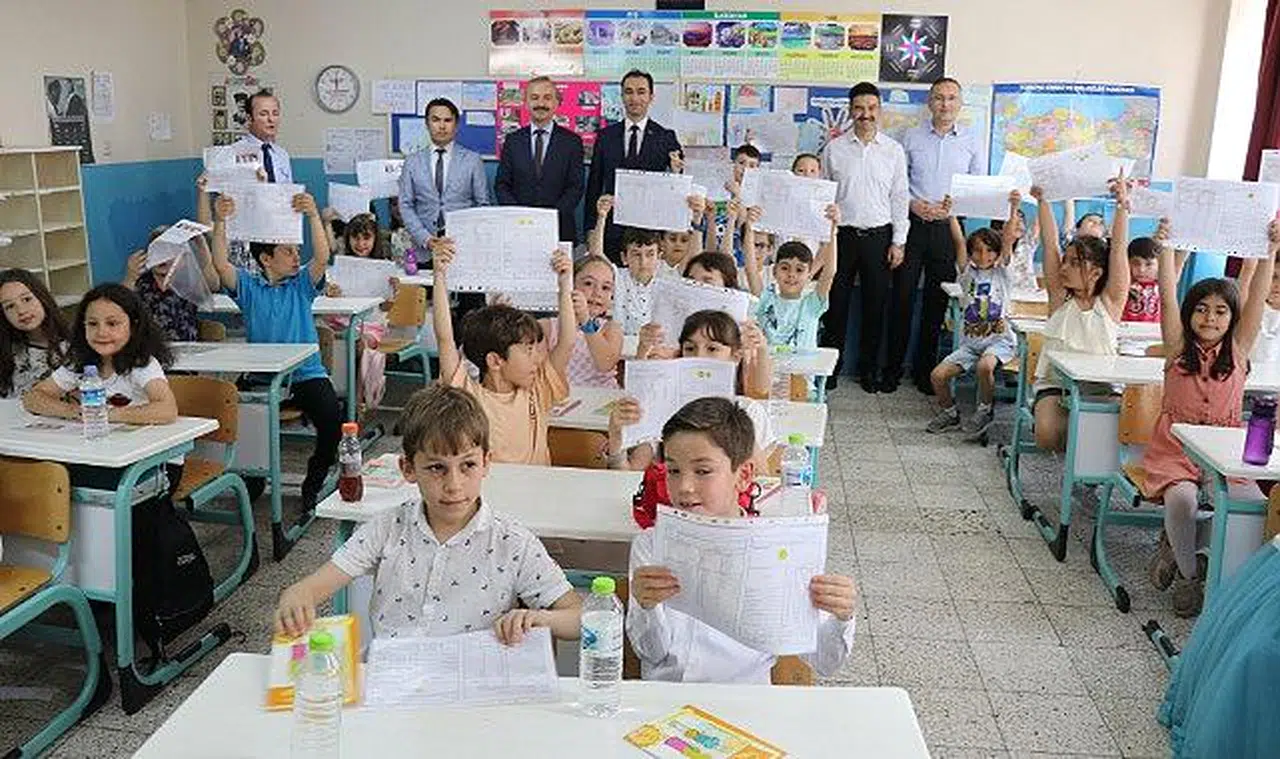 Öğrencilerin karne sevinci