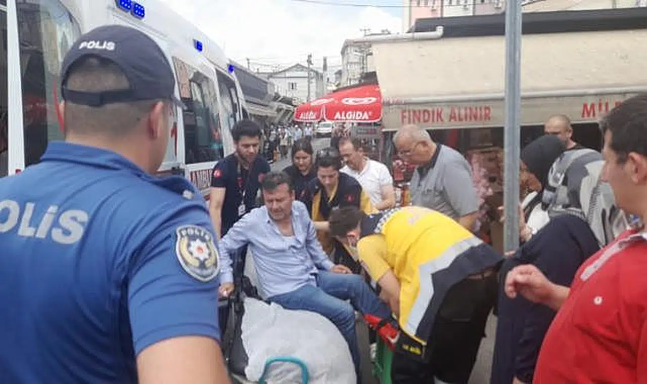 Otomobil yayanın ayağının üzerinden geçti