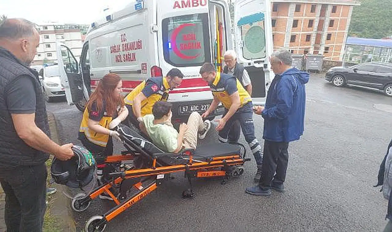 Otomobille çarpışan motosiklet sürücüsü metrelerce sürüklendi