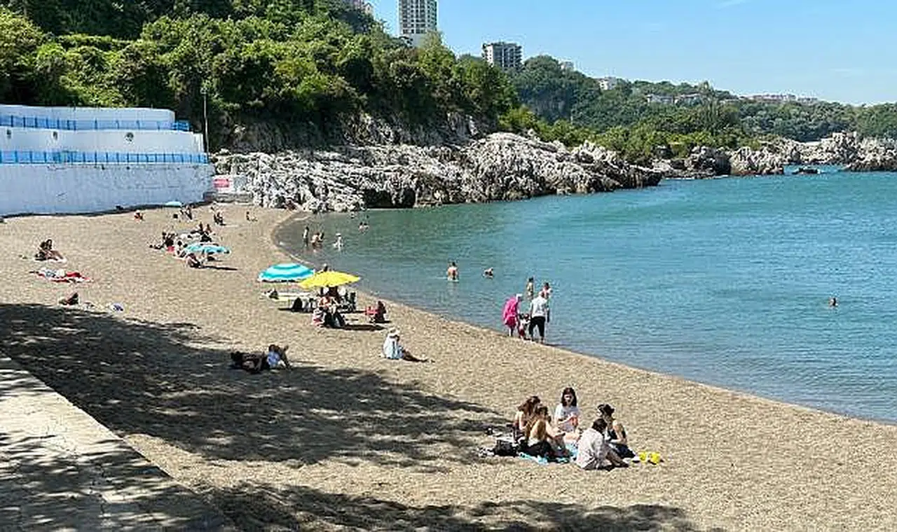 Sıcaklıklar artınca plaja akın ettiler