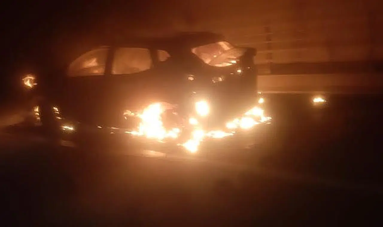 Sürücü canını zor kurtardı, otomobil tünelde alev alev yandı