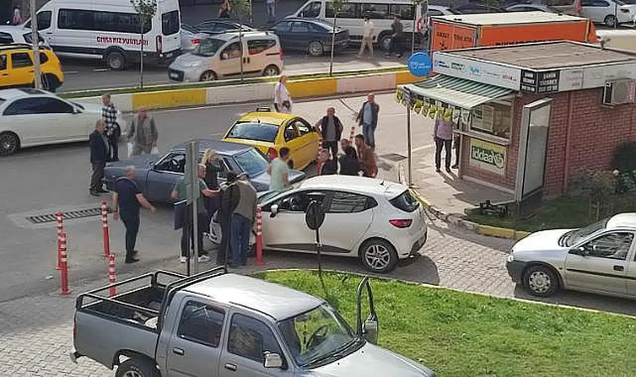 Tekme ve yumruklar havada uçuştu, sebebi ise şaşırtmadı!