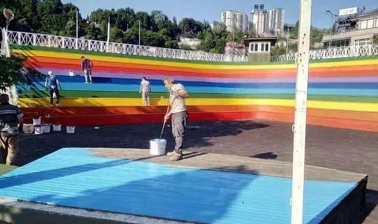 Tepkiler üzerine nedeniyle boyanan tribünlerde dikkat çeken detay