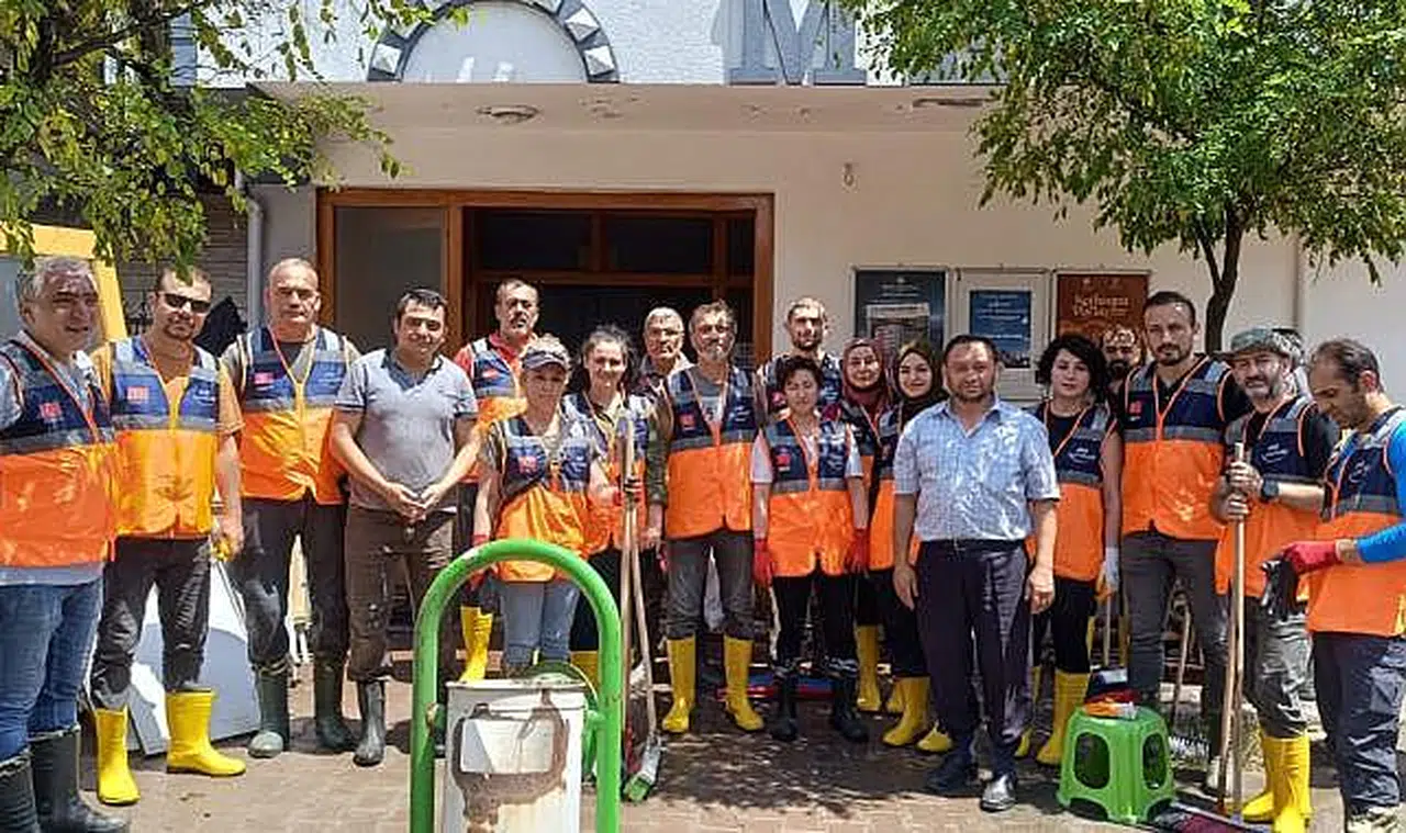 AFAD gönüllüleri, sel yaralarını sarmak için canla başla çalışıyor