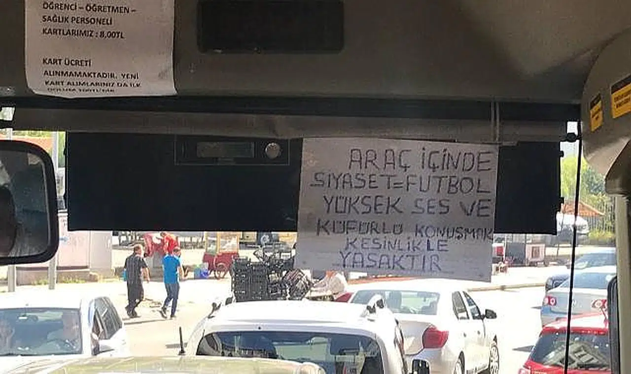 Bu otobüste siyaset ve futbol konuşmak yasak