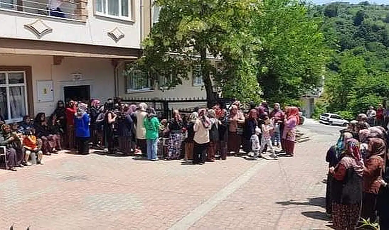 Denizde boğulan adam toprağa verildi