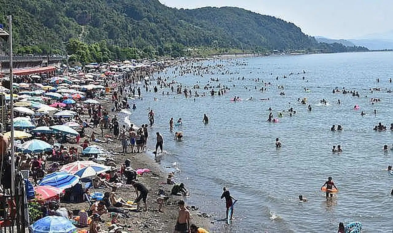 Dışarı çıkmayın uyarısına aldırış etmediler! Plajlar doldu...