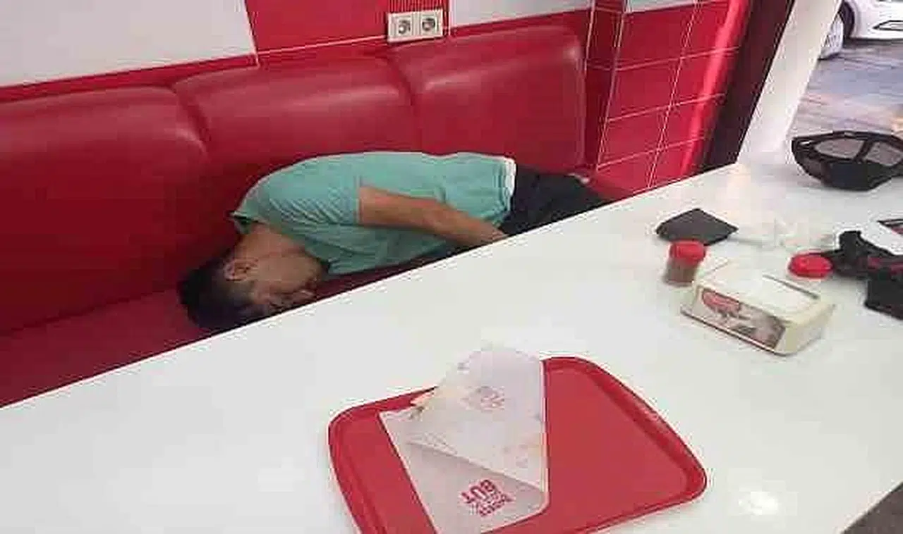 Dozunu fazla kaçırdı, yemek yerken sızdı