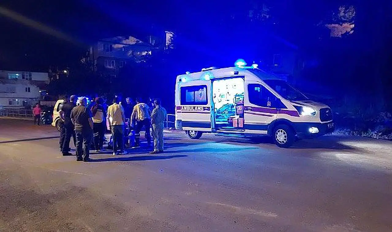 Duvara çarpan pat pat devrildi: 3 yaralı