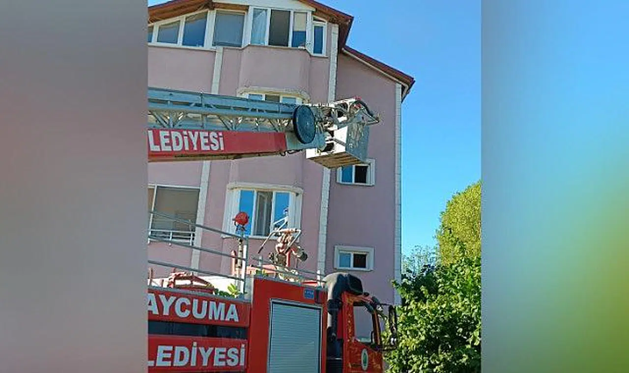 Elektrik kaynaklı yangında ev kullanılamaz hale geldi