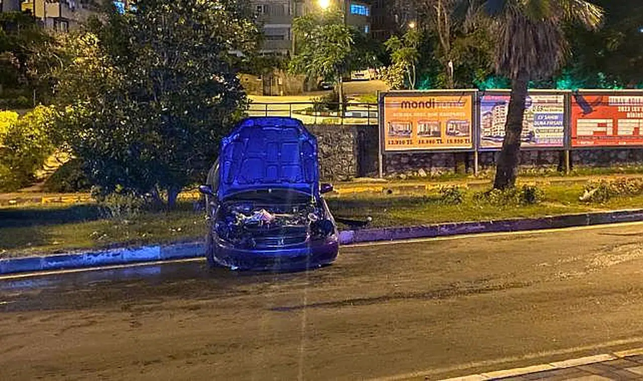 Feci kaza! Elektrik direğine çarptı
