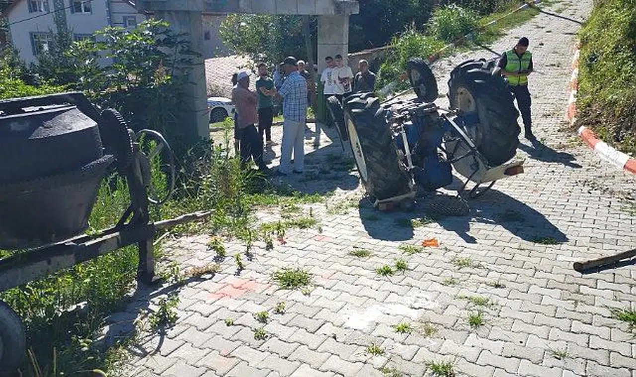 Harç tankerini kaldırırken traktörü takla attı..Az kalsın canından oluyordu!