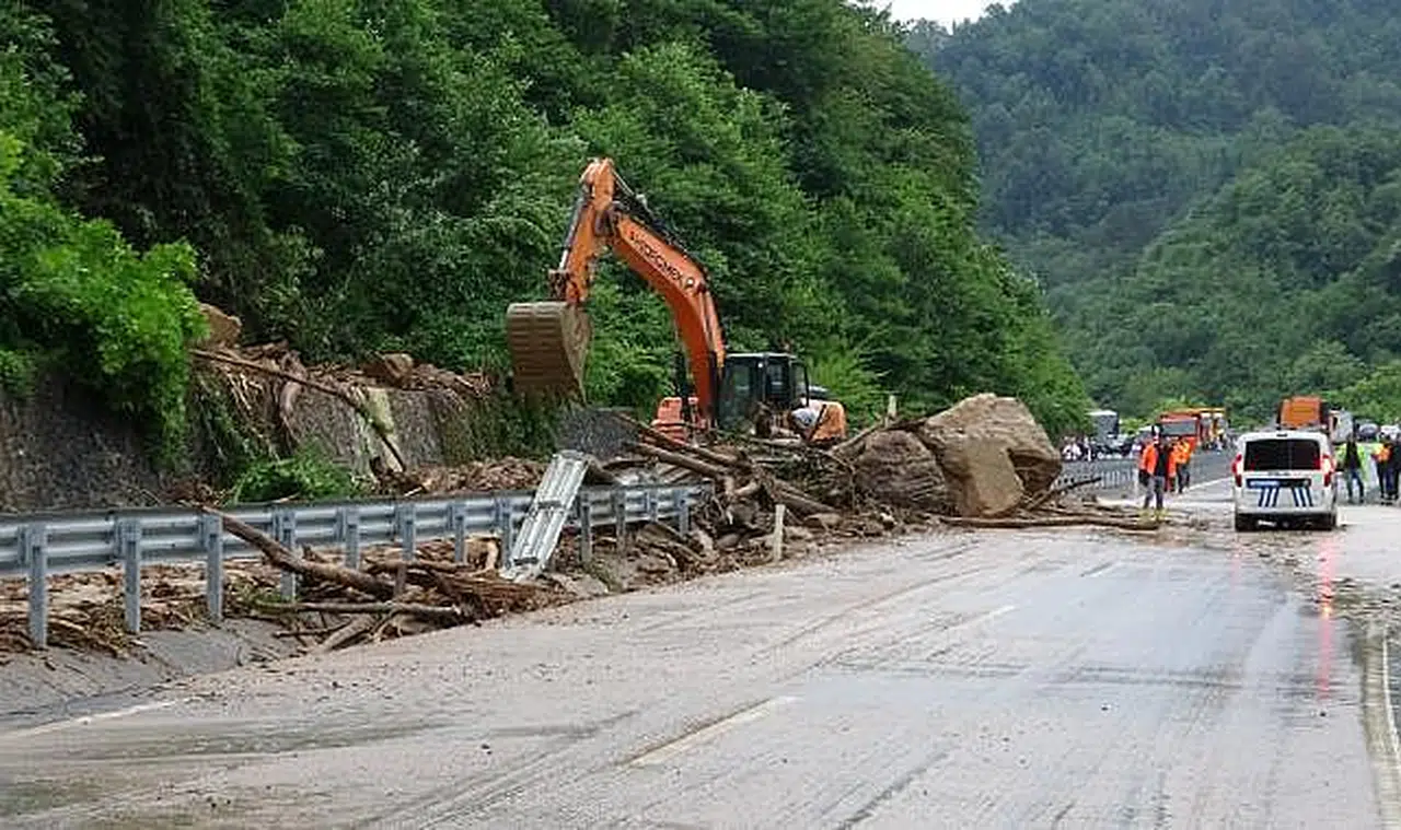 Ilıksu' da heyelan! Yol trafiğe kapandı