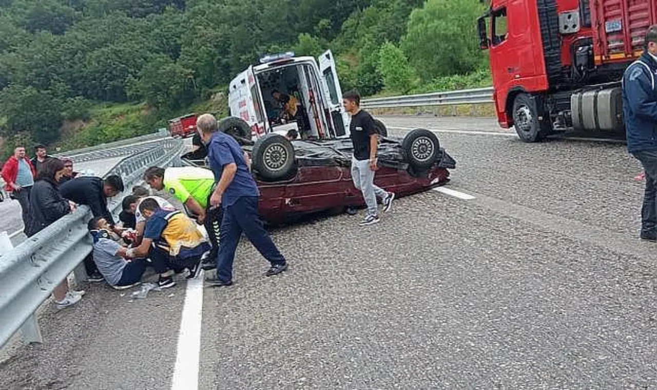 İki otomobil kazaya karıştı 1'i bebek 8 kişi yaralandı