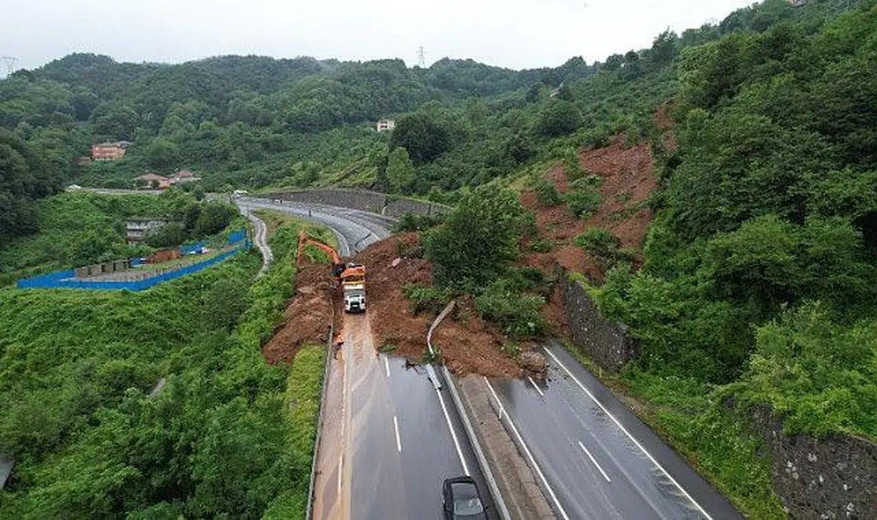 Karayolundaki heyelandan görüntüler