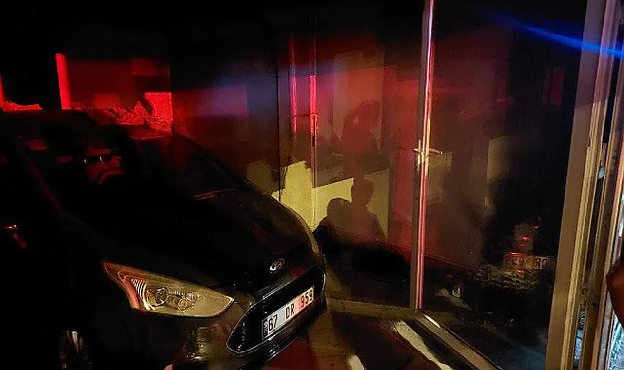 Oto aksesuar dükkanında çıkan yangında faciadan dönüldü  