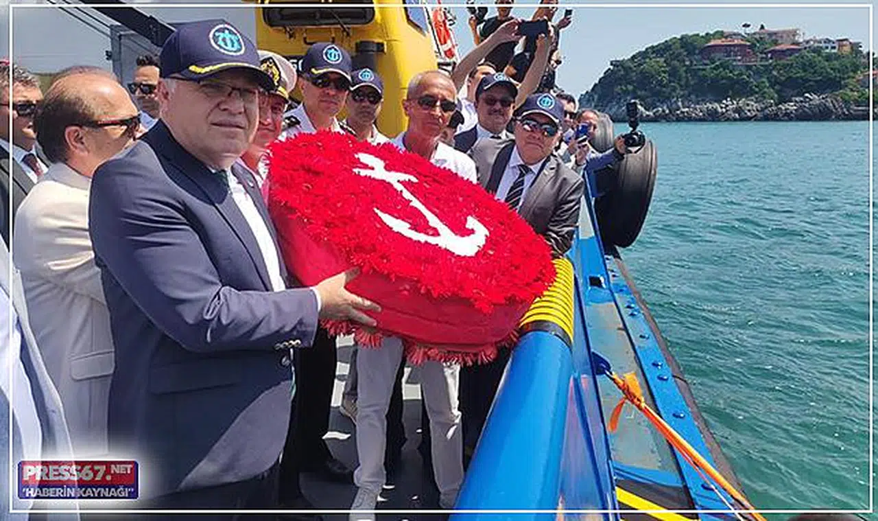 Protokol deniz şehitleri anısına denize çelenk bıraktı
