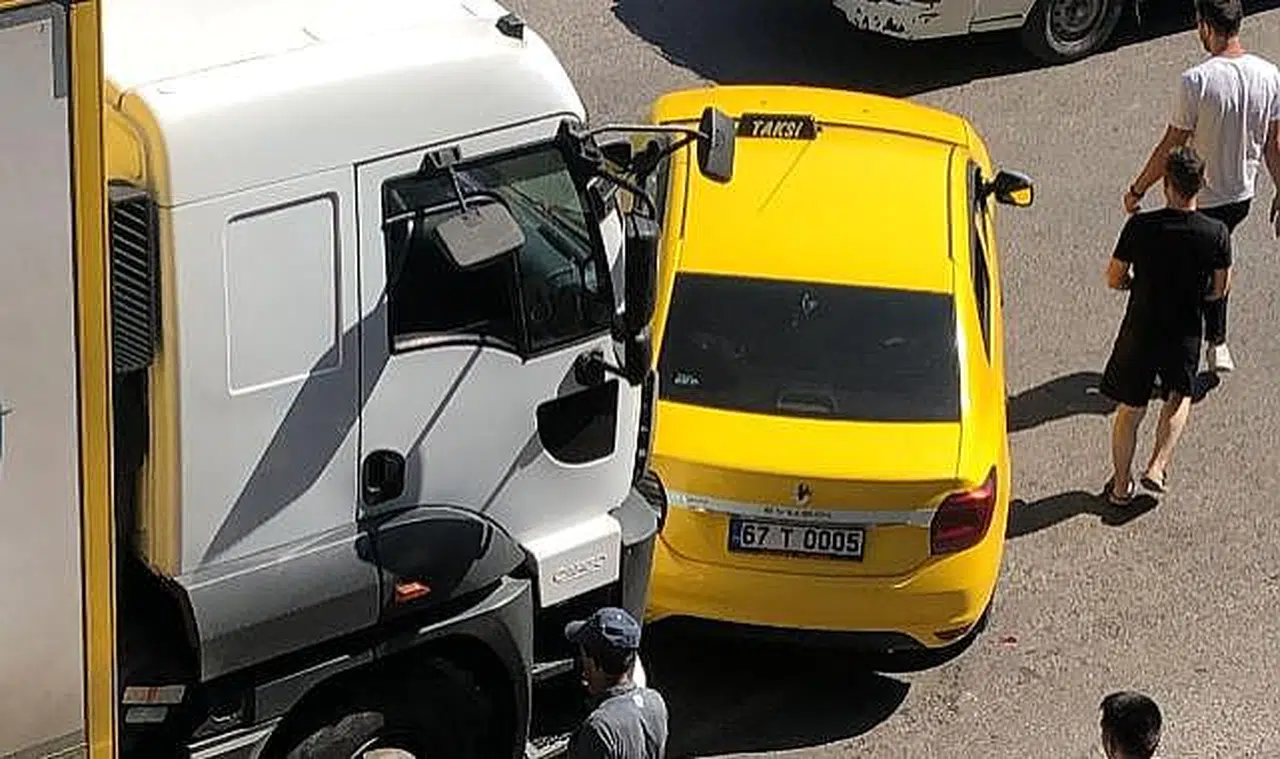 Soğuksu'da kaza! Kamyon taksiyle çarpıştı