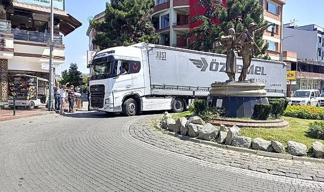 Yasak yola giren tır trafiği kapattı!