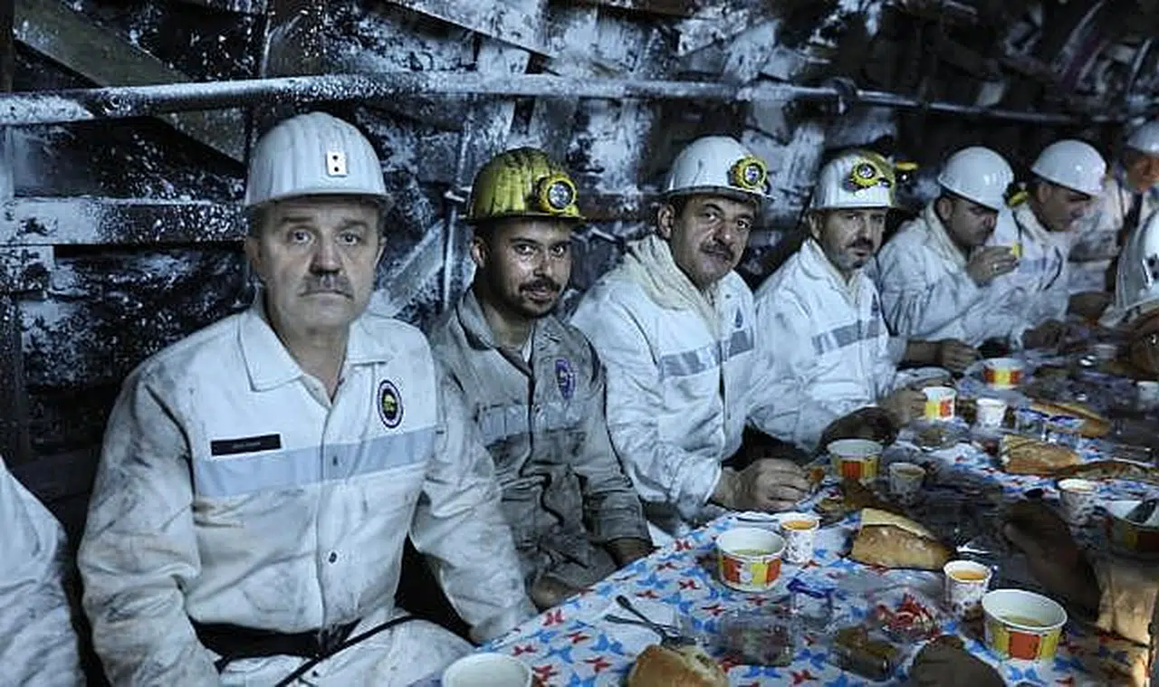 Yerin metrelerce altında kömür kazdılar, işçilerle yemek yediler!