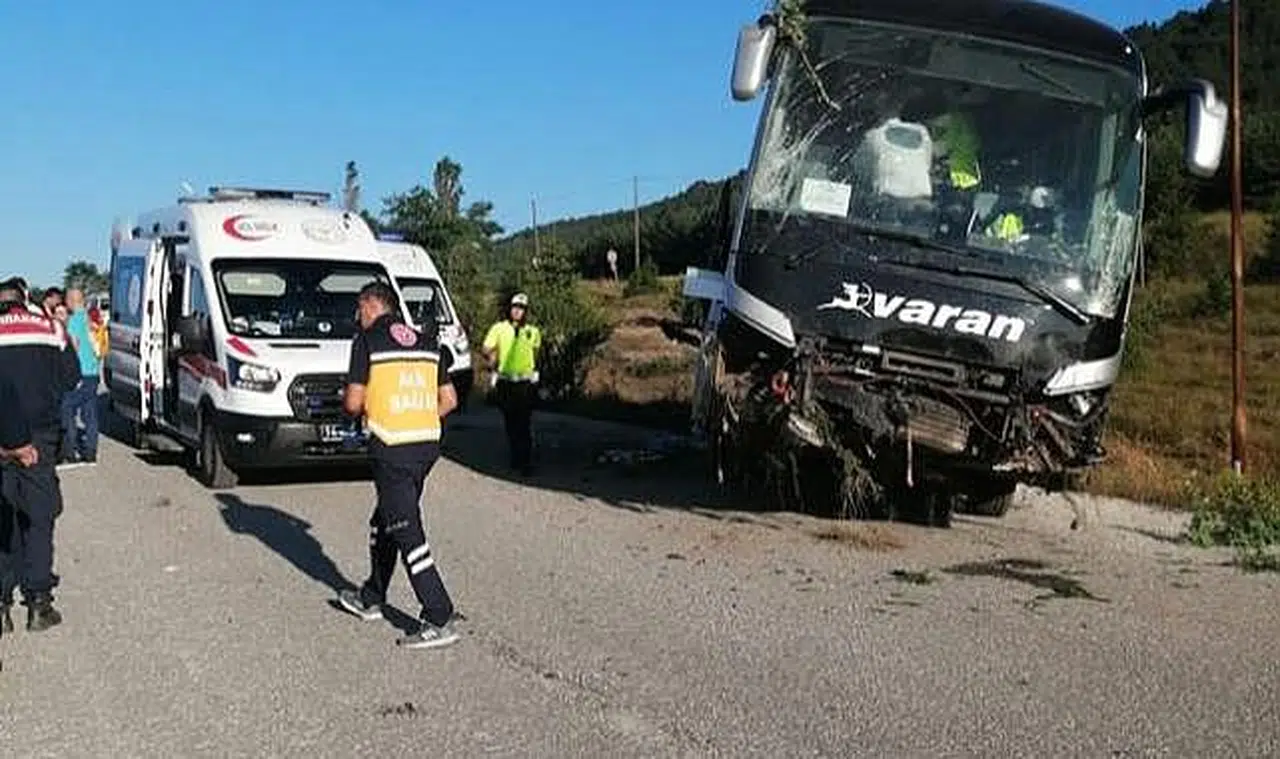 Yolcu otobüsü kaza yaptı, 14 yaralı