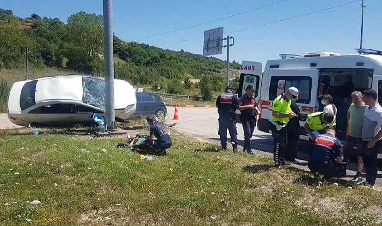 2 otomobil çarpıştı 1 ölü, 9 yaralı