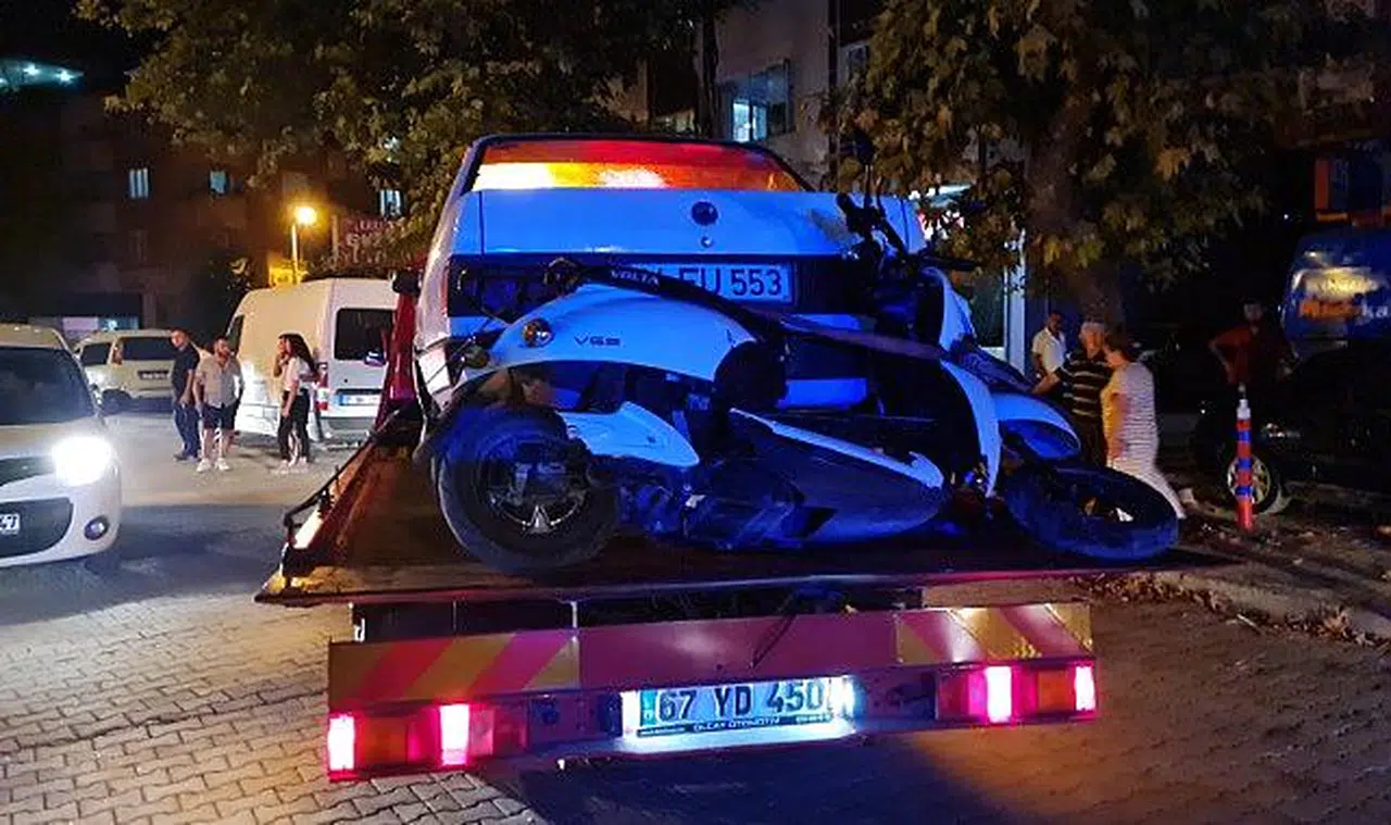 Alkollü sürücü polise saldırdı.. Kazada 2 kişi yaralandı