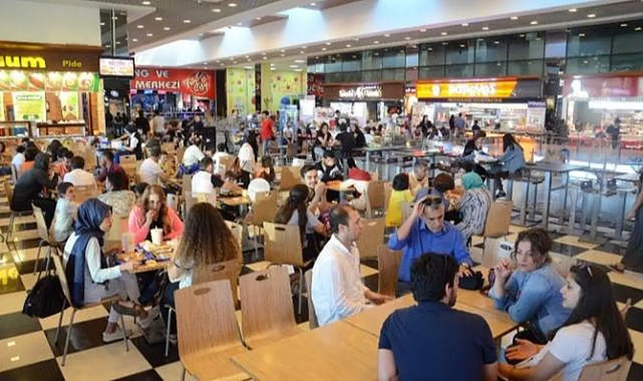 AVM'nin yemek katı boks ringine döndü!
