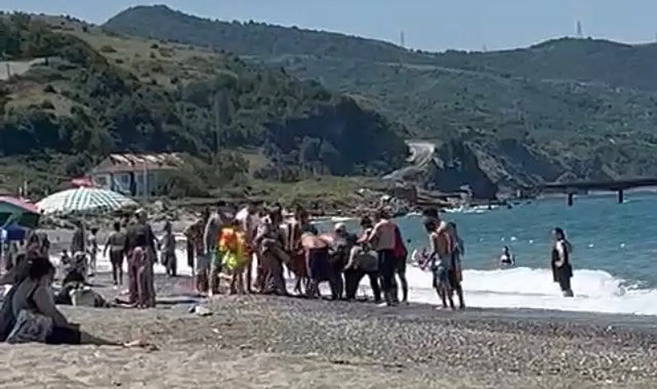 Filyos'ta denizde yüzen adam boğulmaktan son anda kurtarıldı  