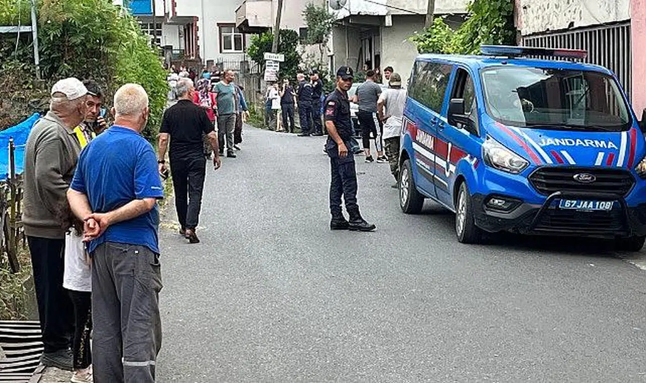 Husumetli iki aile arasında çıkan bıçaklı kavga silaha dönüştü:2 yaralı