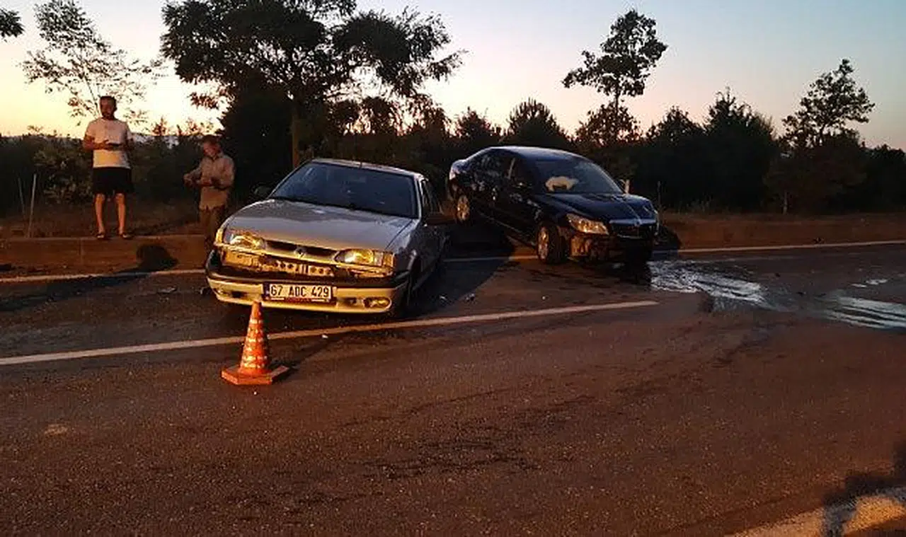 İki araç kazaya karıştı sürücüler yaralandı!