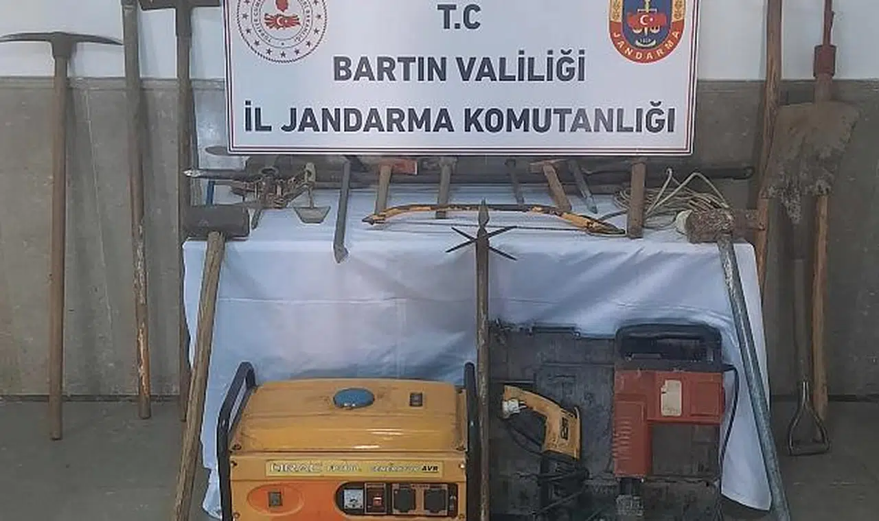 Kaçak kazı yapan 7 kişiyi jandarma yakaladı!