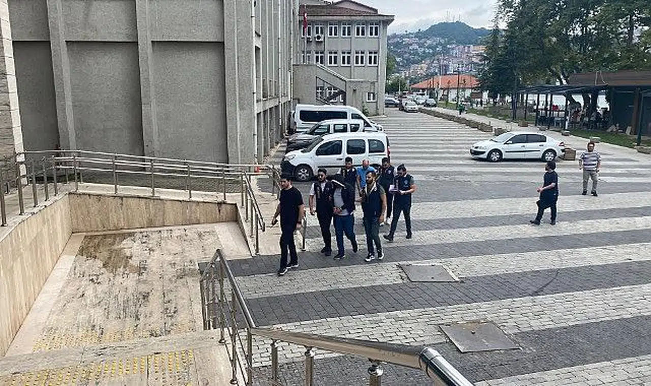 Kendilerini bankacı olarak tanıttılar, 100 bin TL dolandırdılar