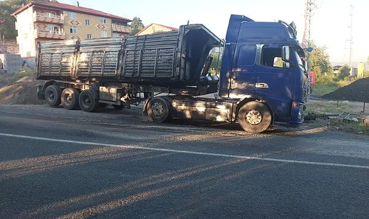 Kontrolden çıkan tırın dorsesi yan yattı