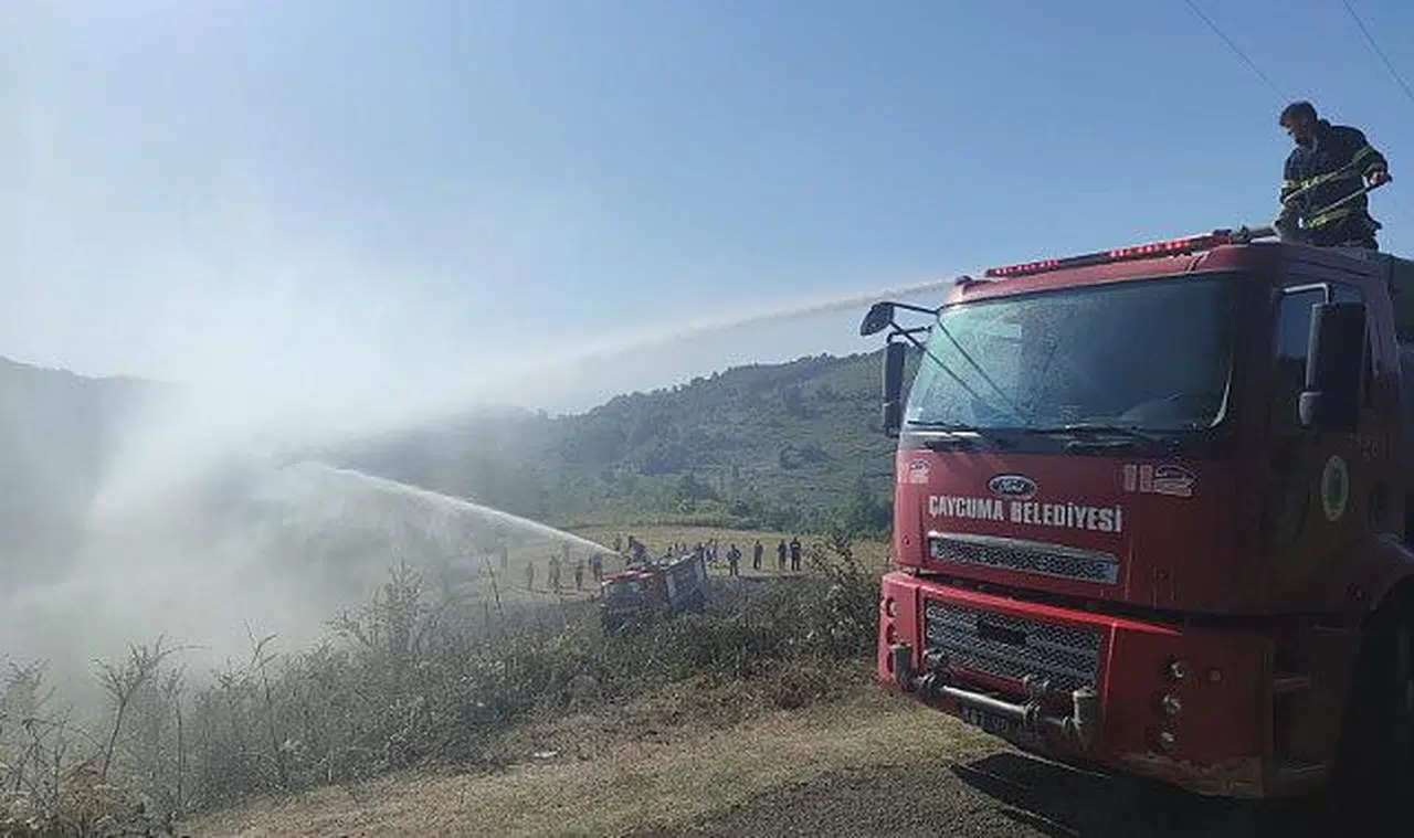 Örtü yangınını itfaiye ekipleri söndürdü