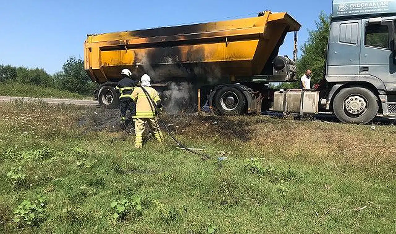 Seyir halindeki iş kamyonunun lastikleri alev aldı  
