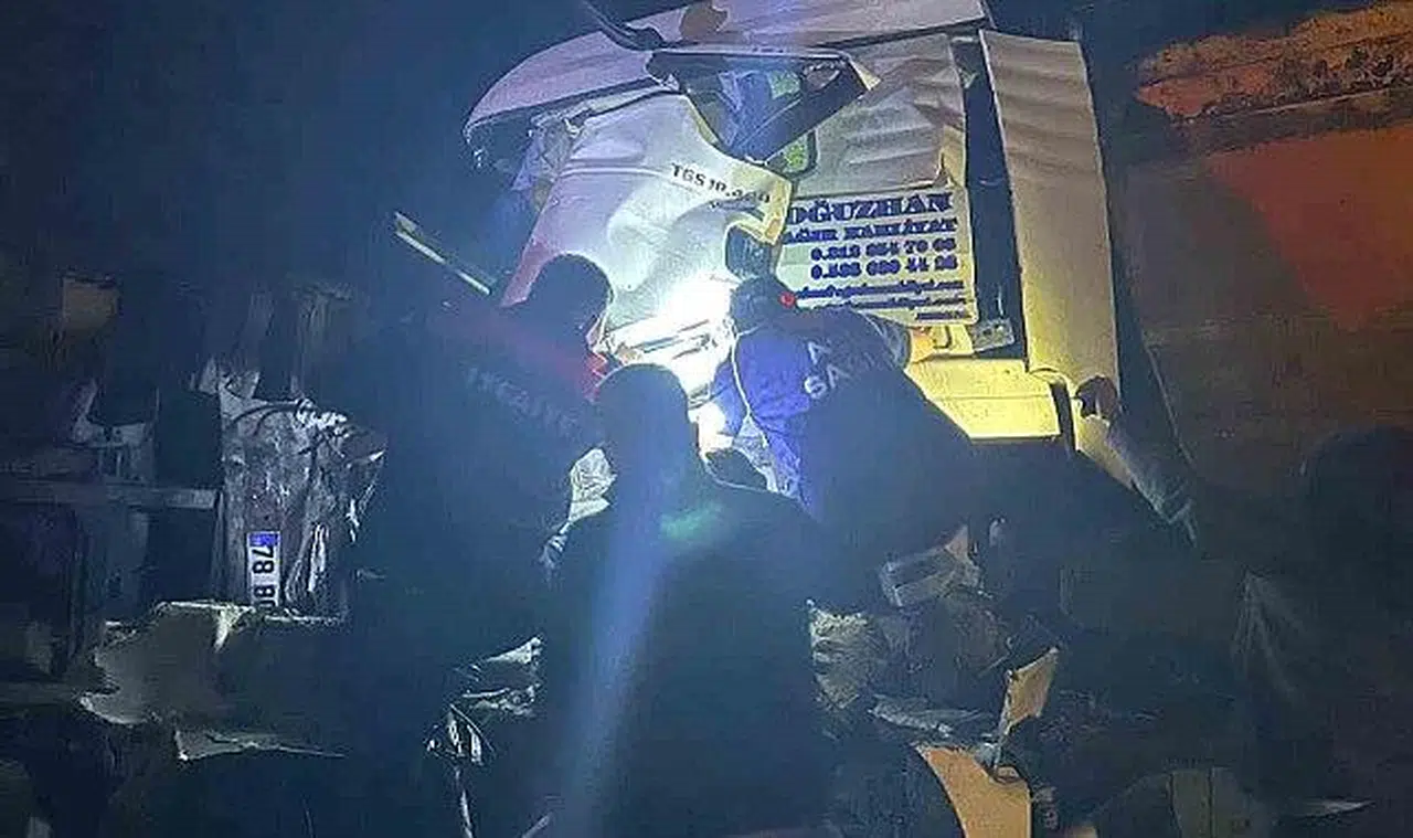 Tır, önündeki hurda yüklü kamyona çarptı