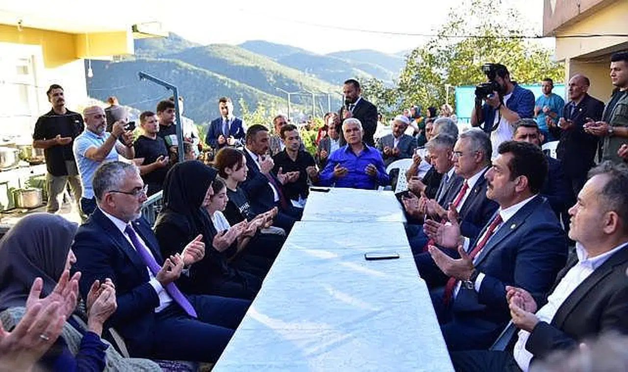 Bakan Işıkhan'dan şehidin ailesine taziye ziyareti