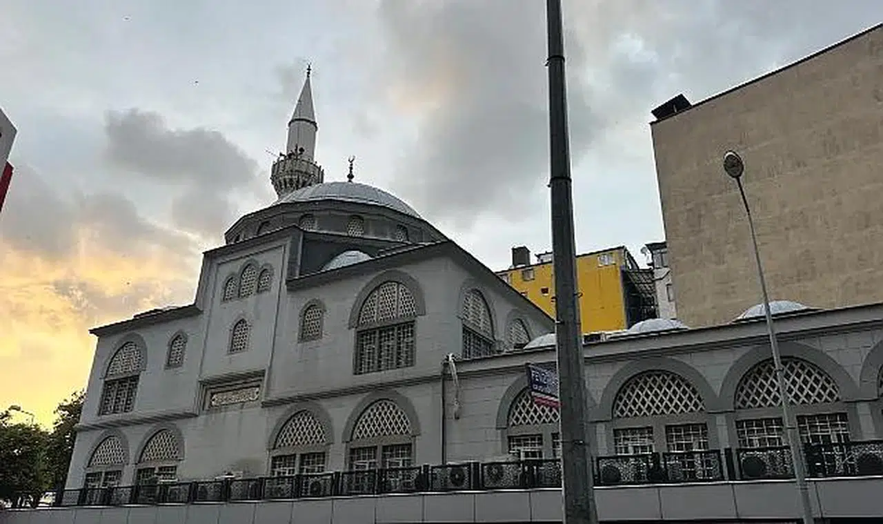 Camide olay: Voleybol takımını eleştirdi cemaat tepki gösterdi!