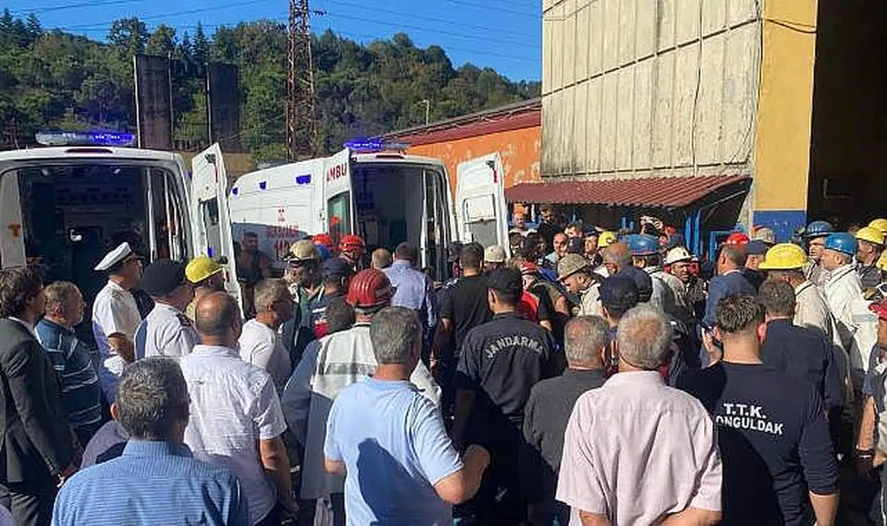 Göçükte yaralanan işçiler hastanelere kaldırıldı
