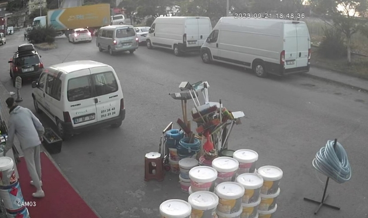 Kamyonun devirdiği aydınlatma direği adamın üzerine yıkıldı