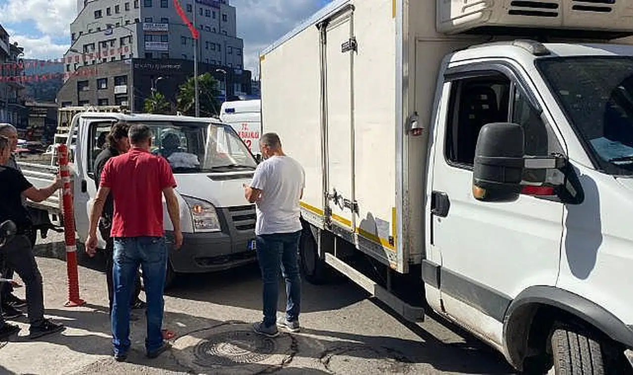 Kazaya bakmak isterken ayağını otomobil ezdi!