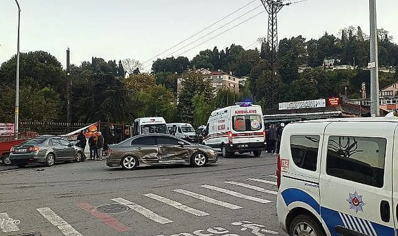 Kozlu'da feci kaza! Otomobiller kafa kafaya çarpıştı