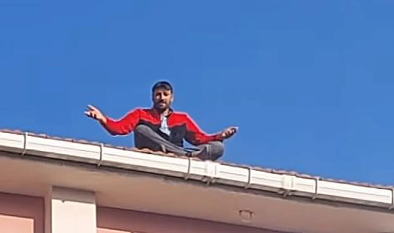 Madenci çatıya çıktı, isyan etti!