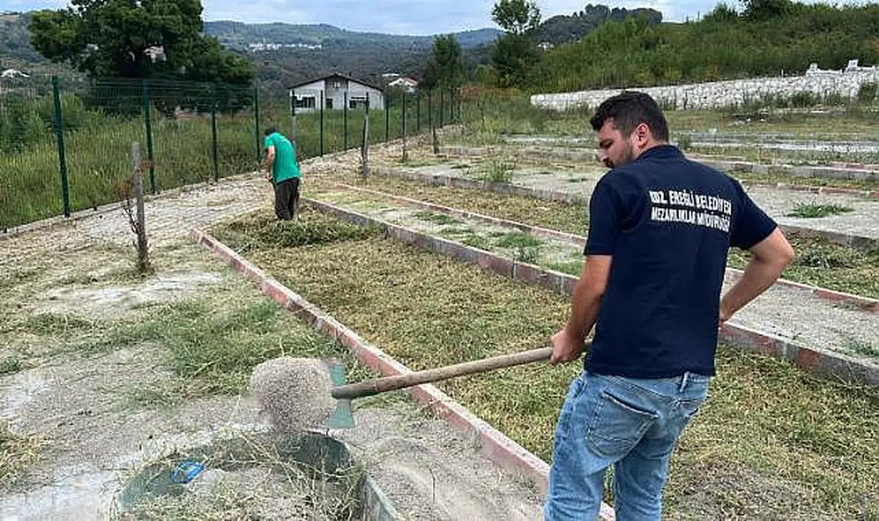 Mezarlıklarda bakım ve temizlik çalışmaları sürüyor