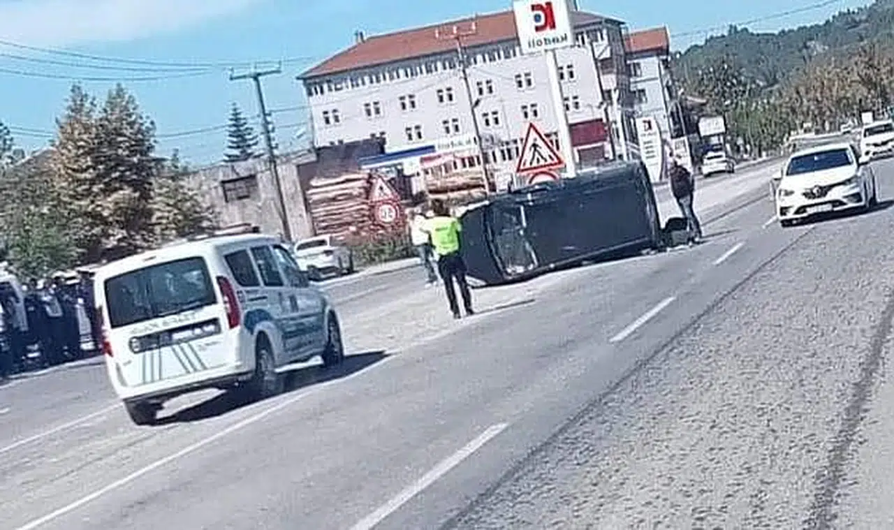 Otomobile çarpıp devrildi! 3 kişi yaralandı