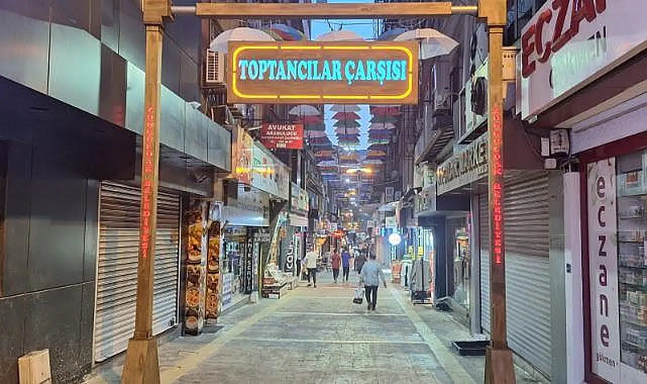 Toptancılar Sokağı'nın tabelası asıldı