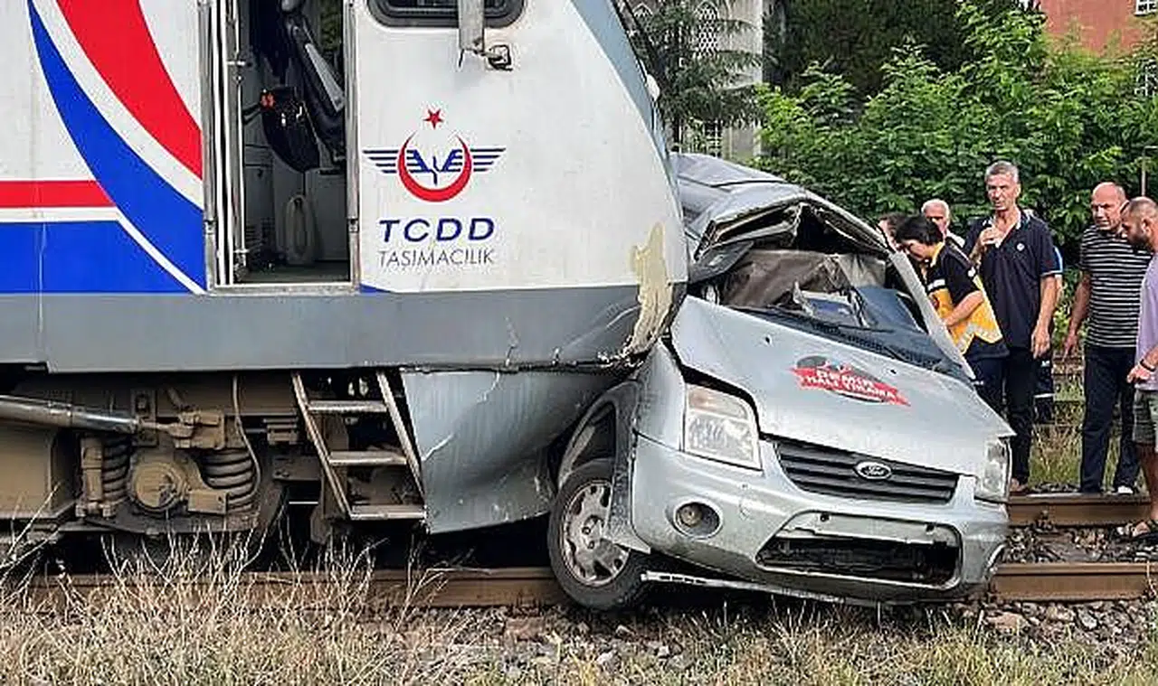 Yolcu treni hemzemin geçitte araçla çarpıştı: 1 yaralı